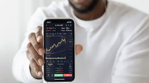 Ein Smartphone zeigt die Kurve einer Handelsplattform
