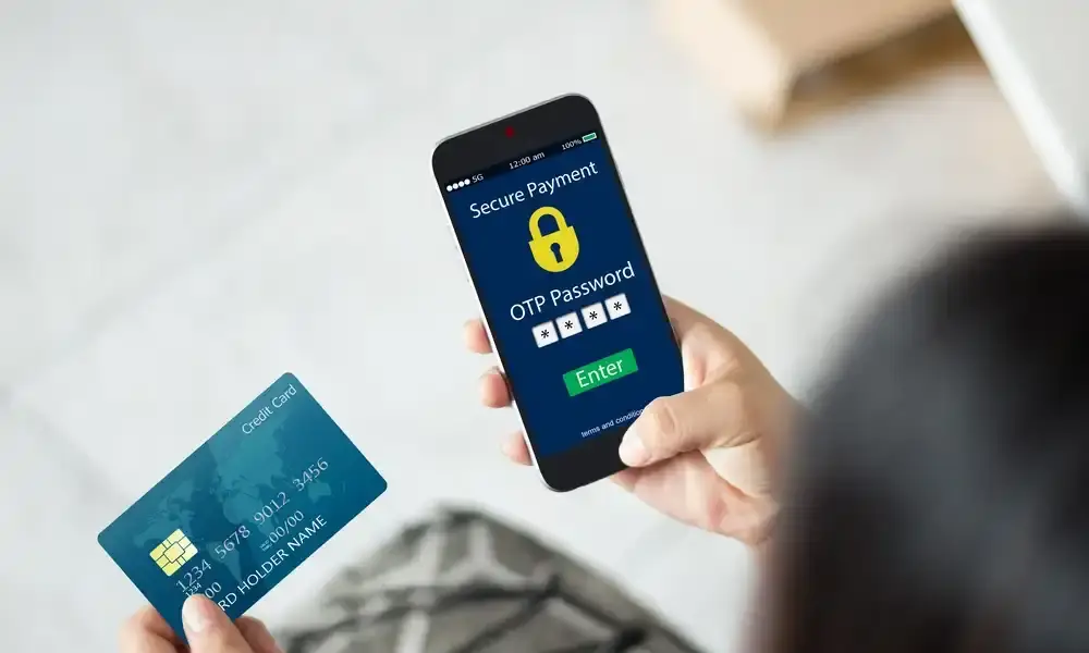 Ein Einmalcode auf dem Telefon, Karte in der Hand