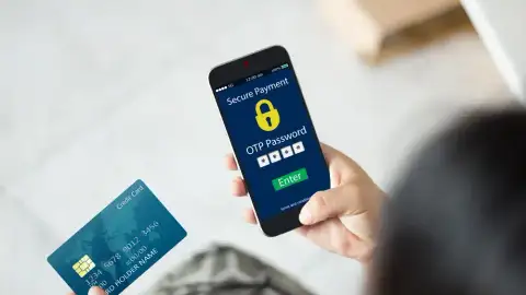 Ein Einmalcode auf dem Telefon, Karte in der Hand