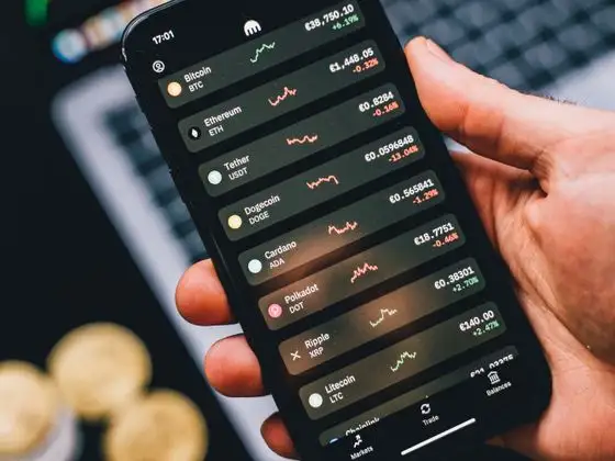 Ein Smartphone zeigt eine Kursliste digitaler Vermögenswerte