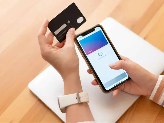 Eine Zahlungskarte wird auf dem Smartphone in eine digitale Brieftasche eingetragen